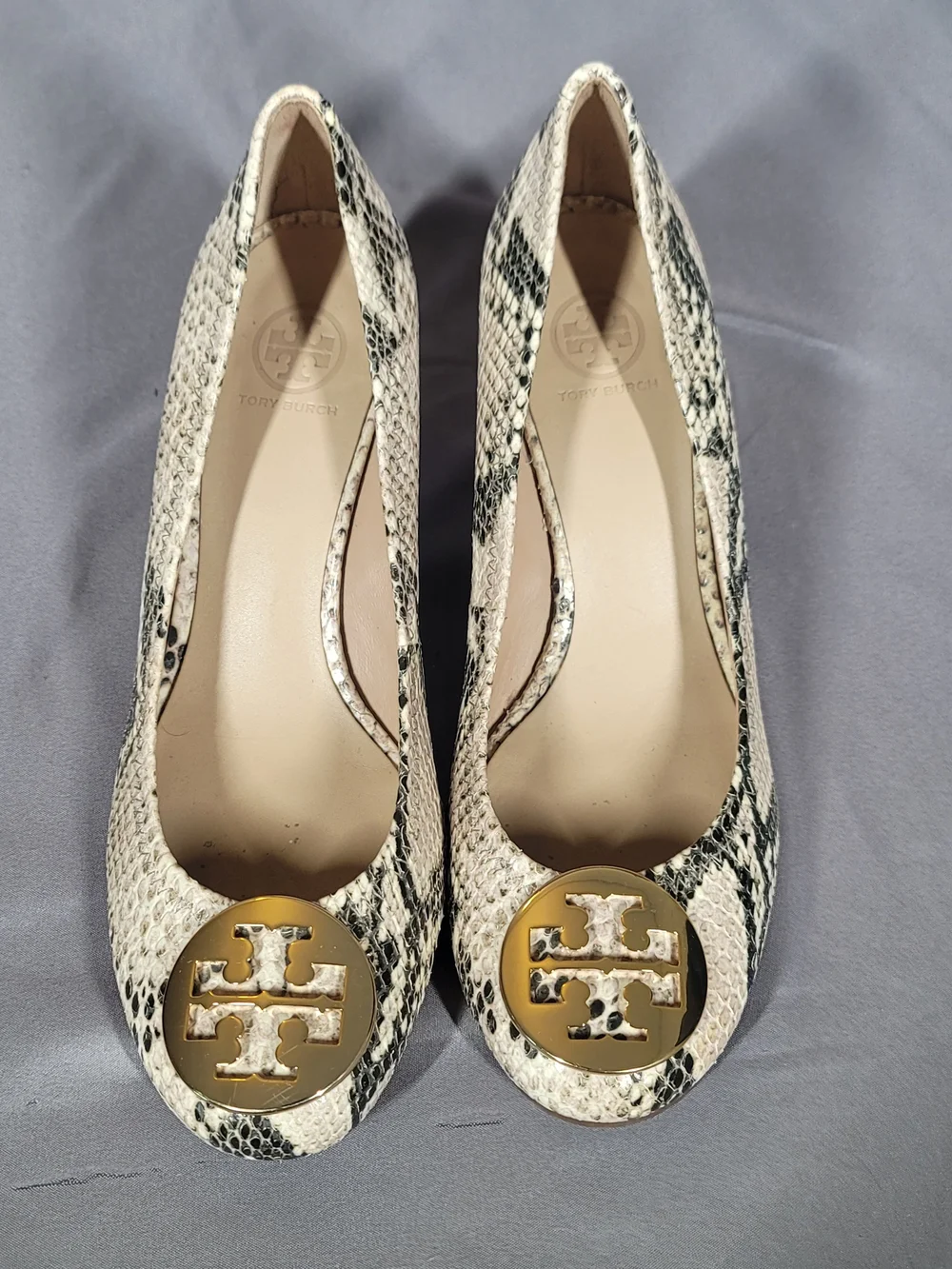 Tory Burch Snake Print Wedge Pumps Women's Size 8 Leather Logo Medallion Heels